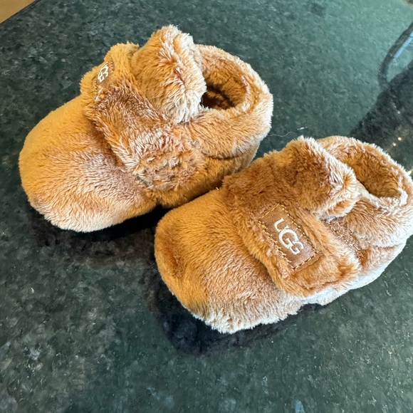 NIB UGG Tan Fuzzy Infant Booties - Picture 2 of 7